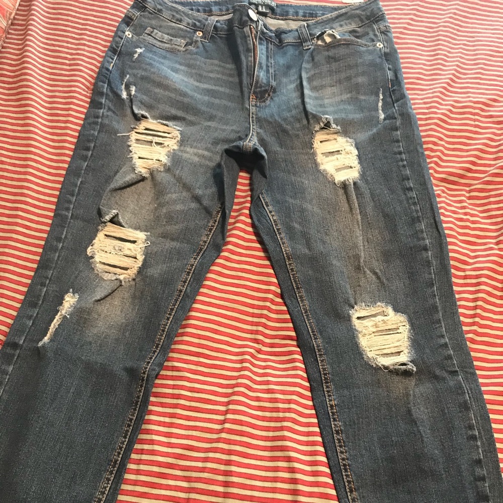 Plus forever 21 distressed cropped jeans.... NEW